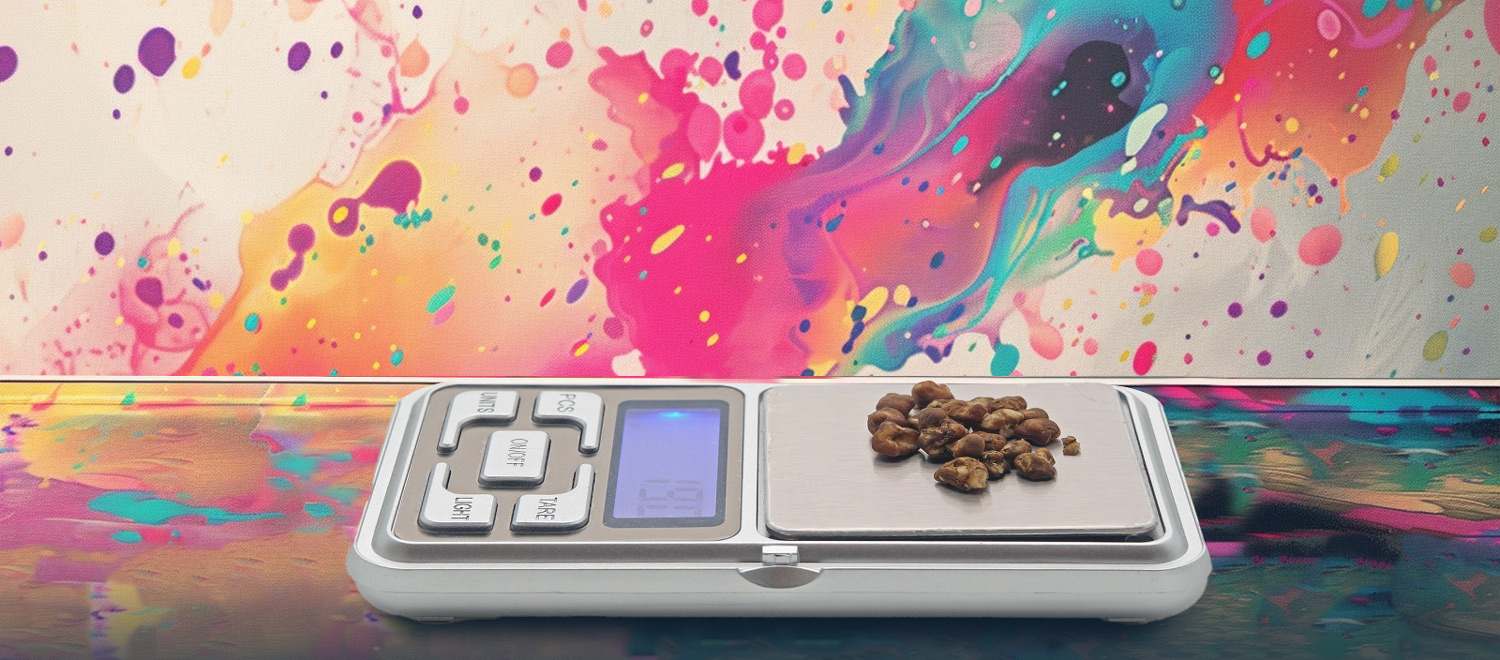 een microdosis magic truffels op een digitale weegschaal met een psychedelische achtergrond van klodders verf