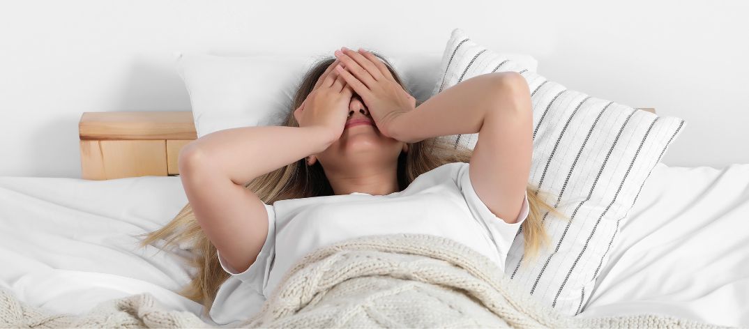 Slaaptekort symptomen vrouw moe in bed