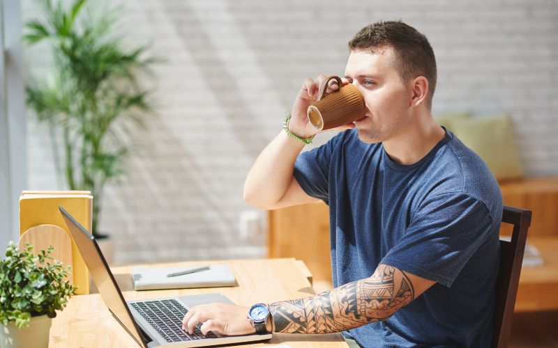 man drinkt koffie cafeine onrust in lichaam